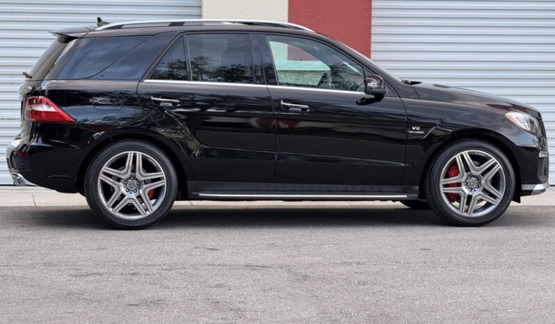 
								2012 Mercedes-Benz ML63 AMG full									
