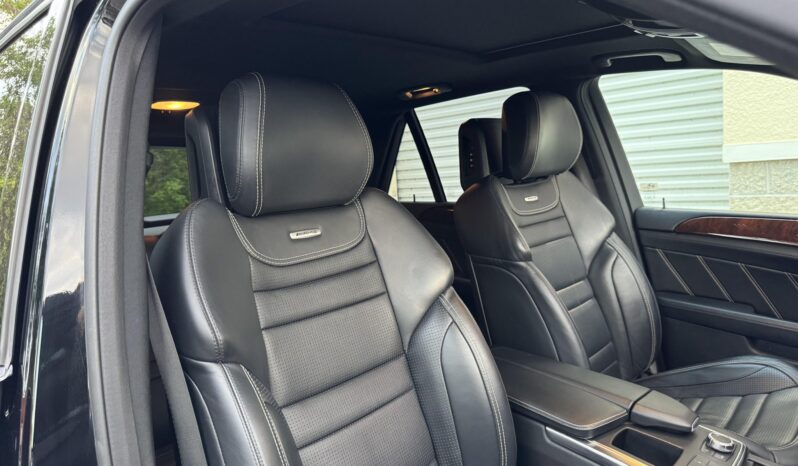 
								2012 Mercedes-Benz ML63 AMG full									