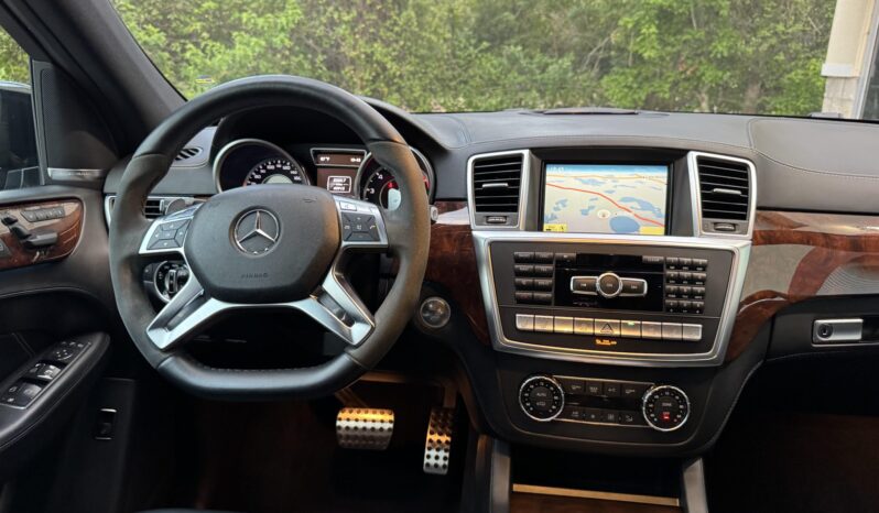 
								2012 Mercedes-Benz ML63 AMG full									